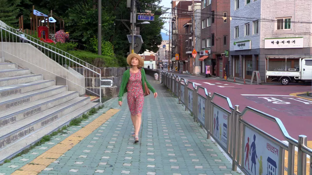 |Crítica| 'As Aventuras de Uma Francesa na Coréia' (2025) - Dir. Hong Sang-soo